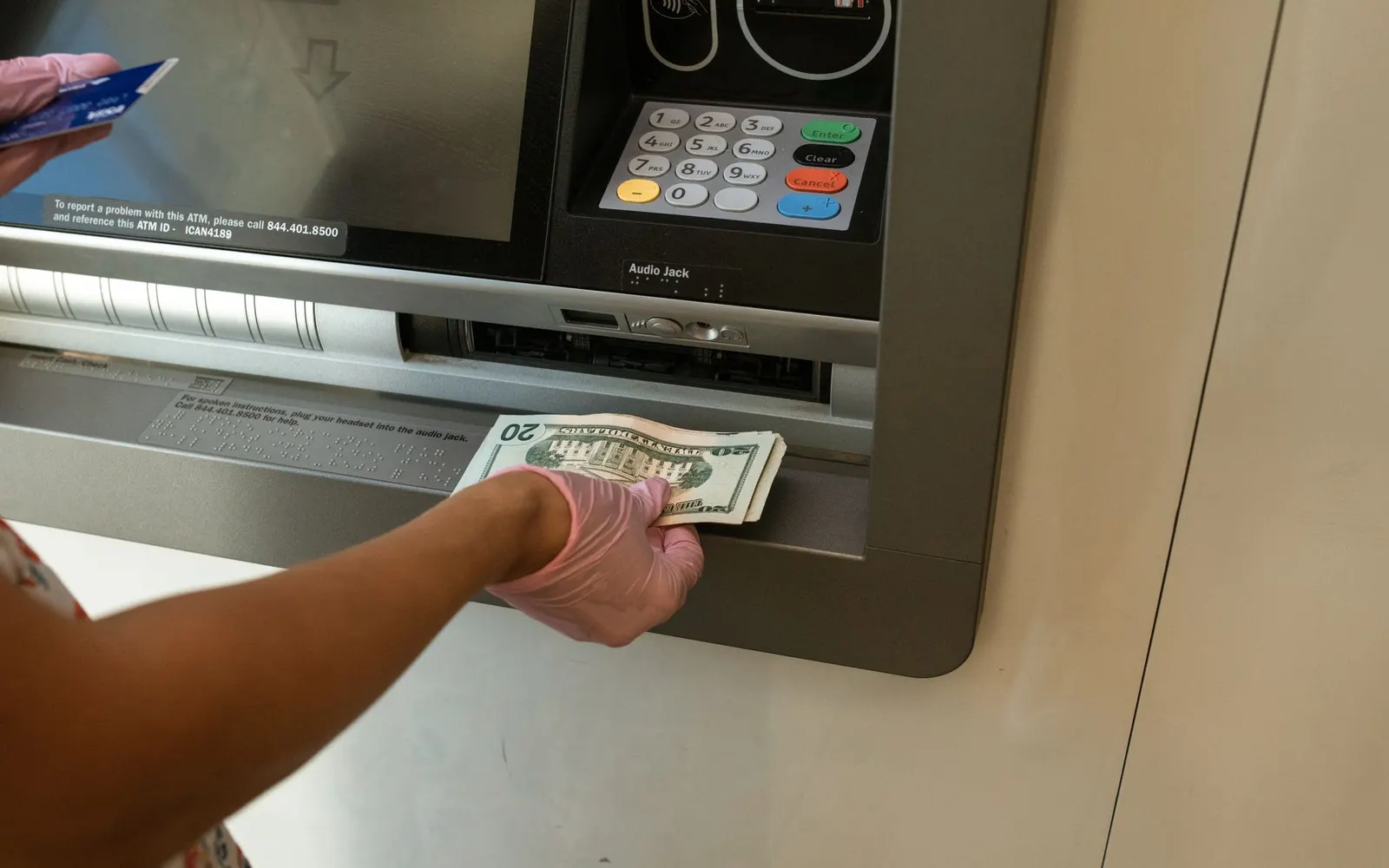 Distributeur automatique de billets et carte bancaire à l'étranger