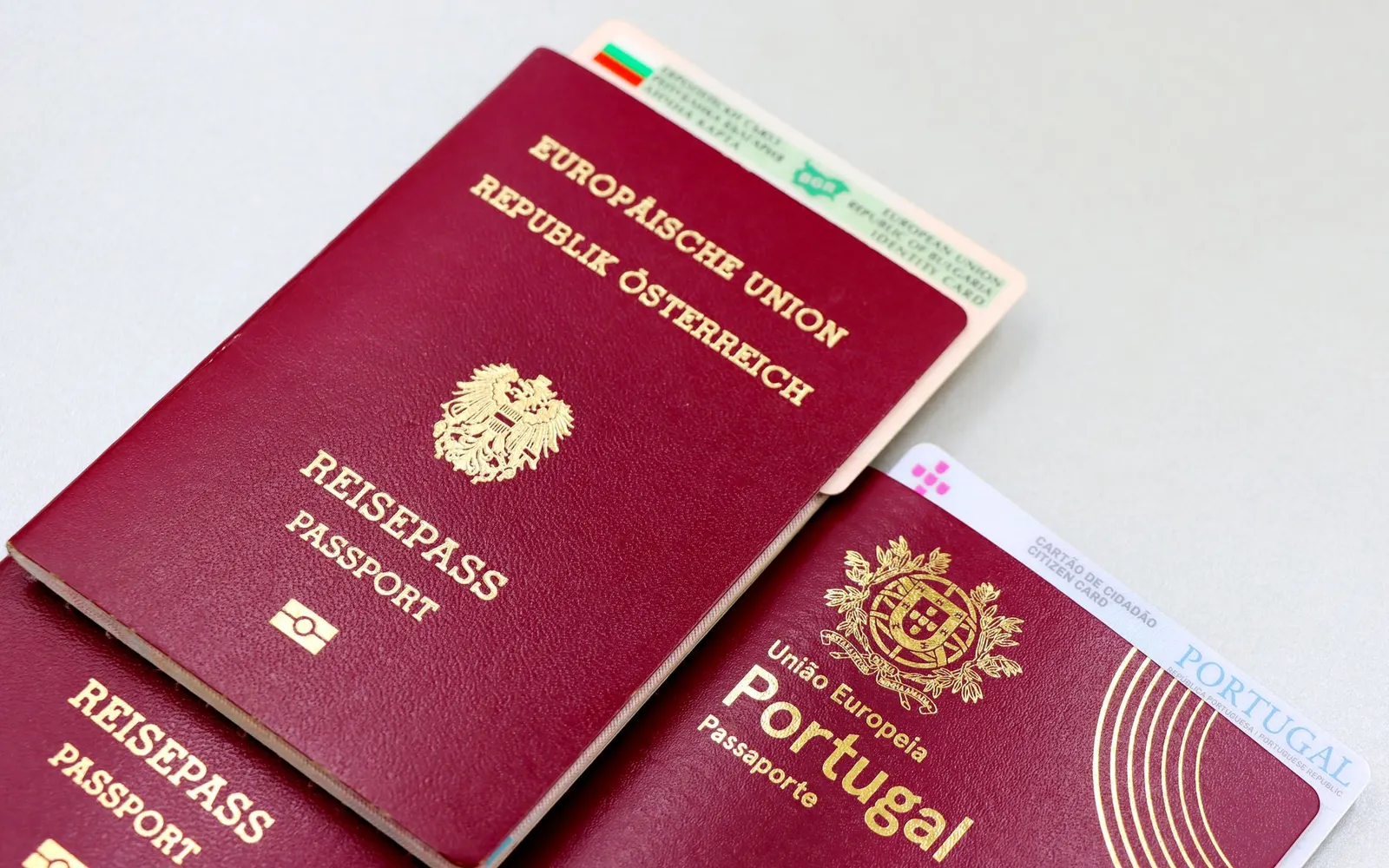 Documents d'assurance, passeport et carte posés sur une table