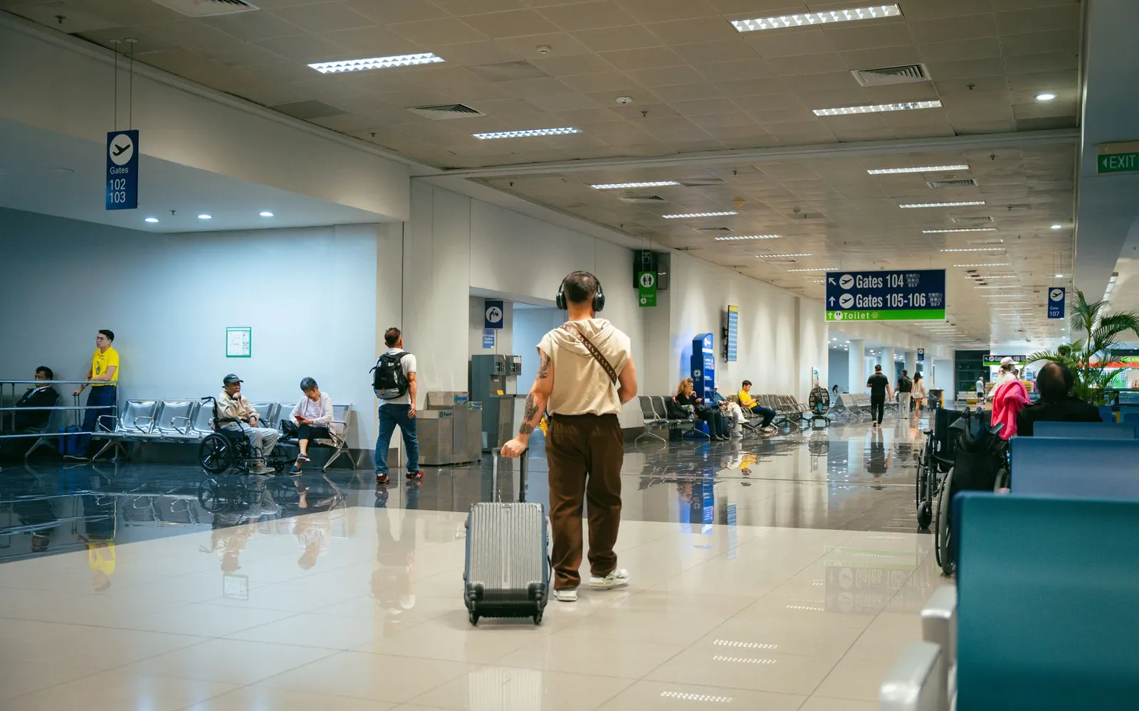 Valise cabine près d'un tapis d'embarquement à l'aéroport