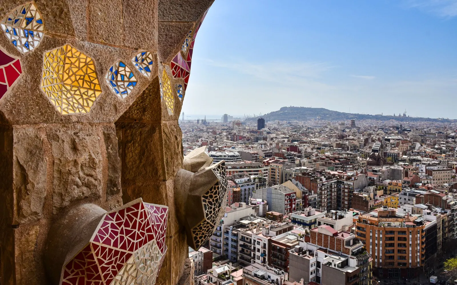 La Sagrada Familia et les toits de Barcelone