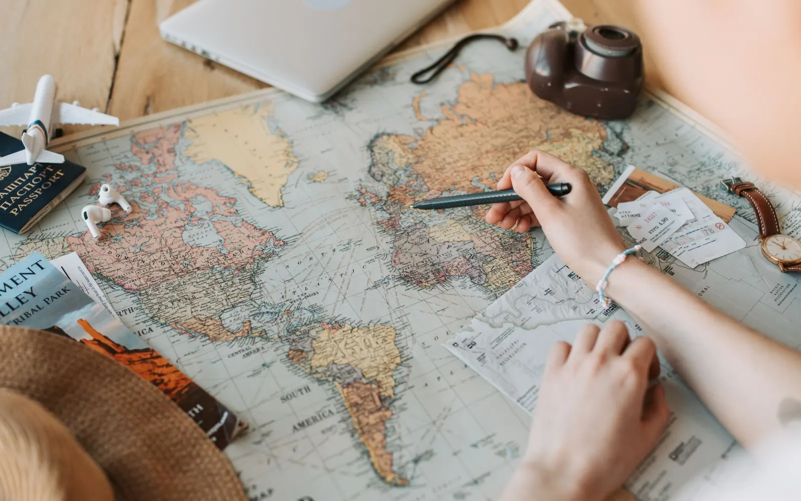 Carte du monde, carnet et tasse pour préparer un voyage