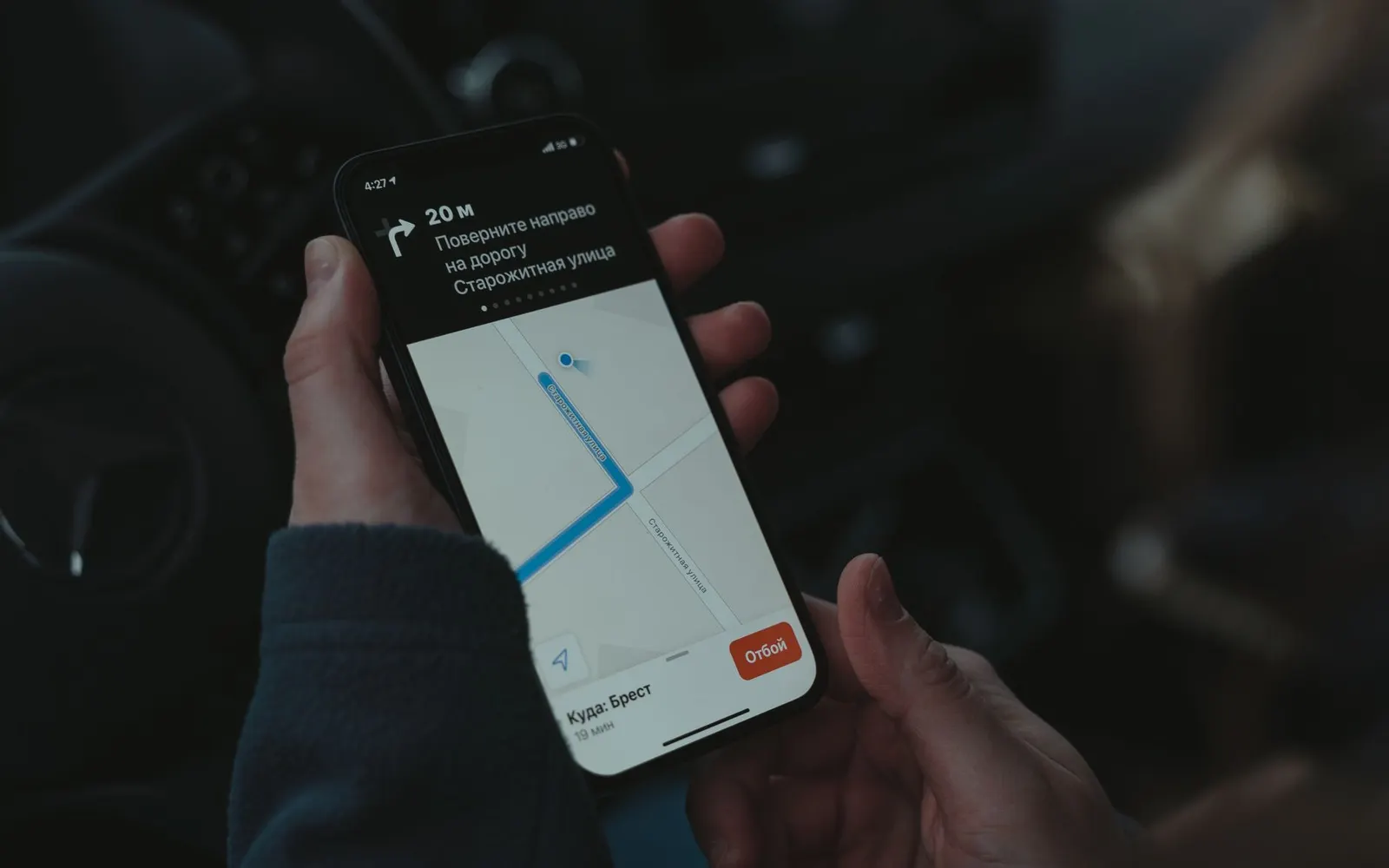 Smartphone affichant une carte, en voyage à l'étranger