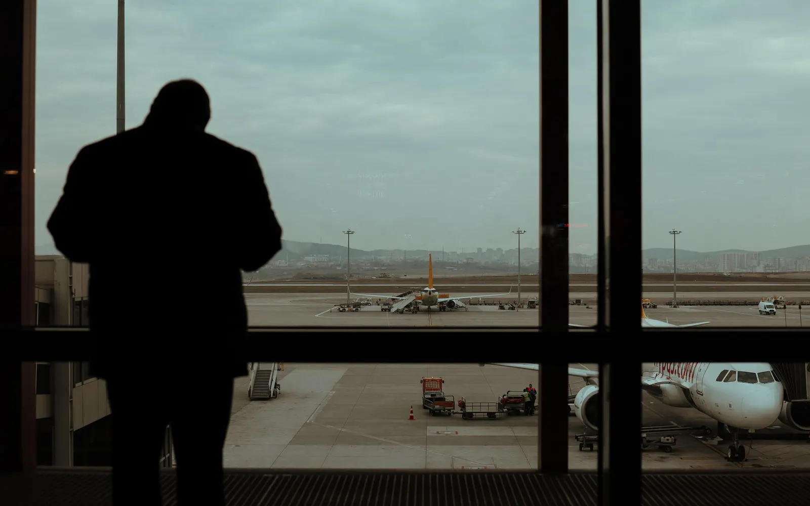 Voyageur fatigué dans un aéroport avec un fuseau horaire différent