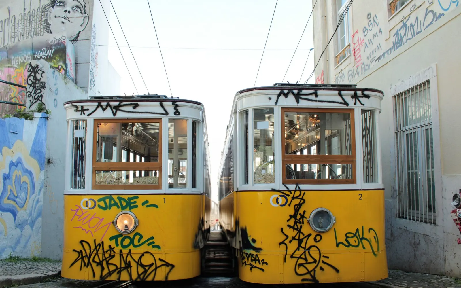 Tramway jaune dans une rue en pente de Lisbonne