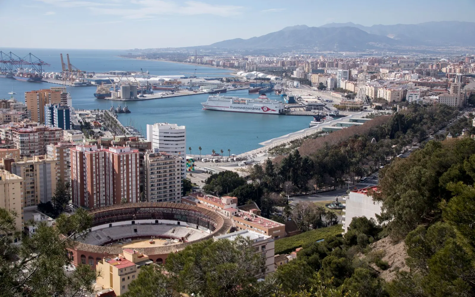 L'Alcazaba de Malaga et le port sur la Costa del Sol