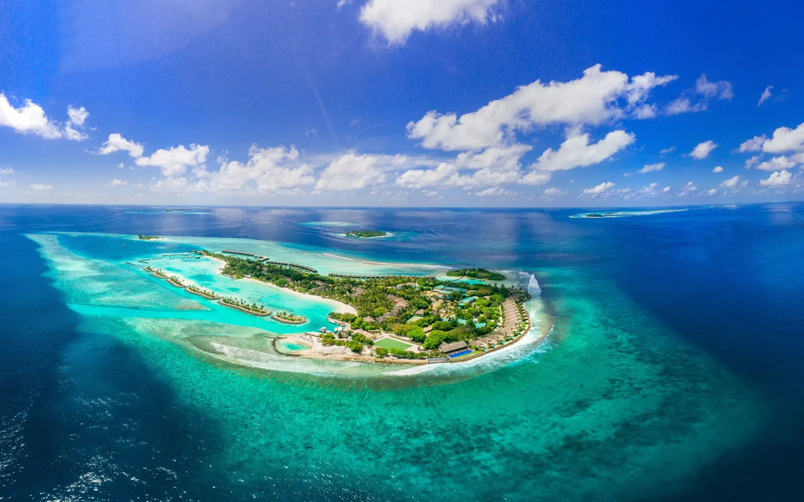 Lagon turquoise et bungalows sur pilotis aux Maldives