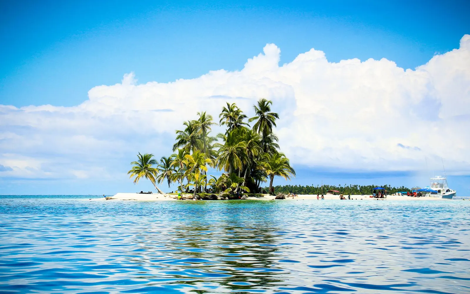 Eaux turquoise et îlet en Martinique vus depuis un bateau