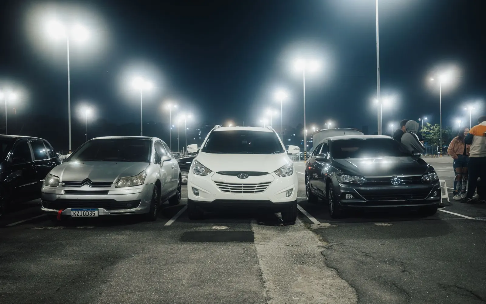 Parking d'aéroport avec voitures et panneau de direction
