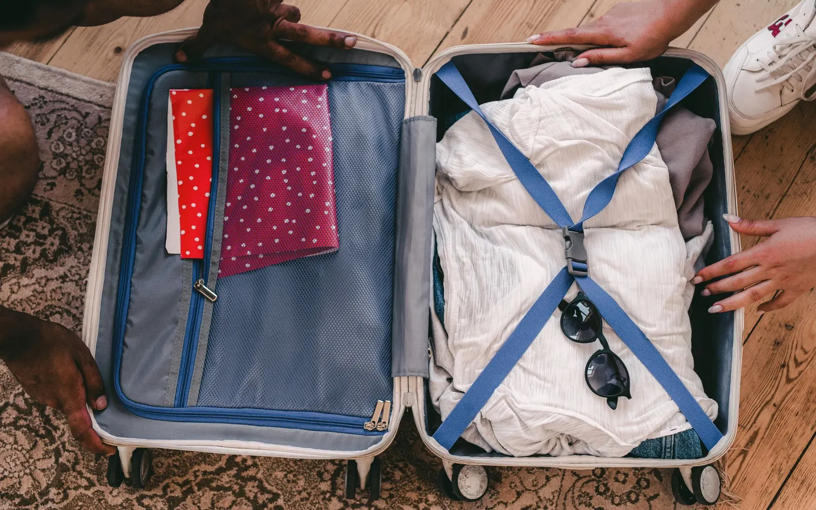 Valise ouverte avec vêtements et accessoires de voyage rangés